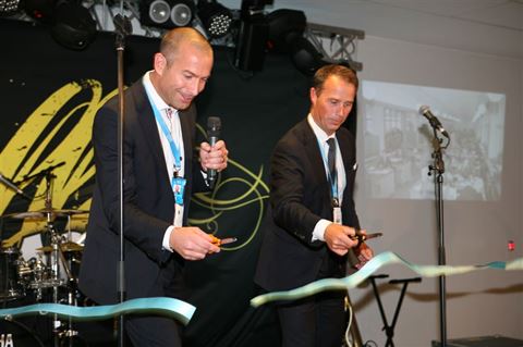 Freddie Parrman och Peter Gille klippte bandet och invigde Nexus nya huvudkontor vid Telefonplan.